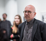 Pauliaus Lileikio fotografijų parodos &bdquo;Fotoamnestija 1988&ndash;1999&ldquo; atidarymas &Scaron;iaulių &bdquo;Au&scaron;ros&ldquo; muziejuje