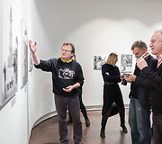 Pauliaus Lileikio fotografijų parodos &bdquo;Fotoamnestija 1988&ndash;1999&ldquo; atidarymas &Scaron;iaulių &bdquo;Au&scaron;ros&ldquo; muziejuje