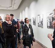 Pauliaus Lileikio fotografijų parodos &bdquo;Fotoamnestija 1988&ndash;1999&ldquo; atidarymas &Scaron;iaulių &bdquo;Au&scaron;ros&ldquo; muziejuje