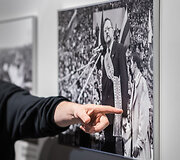 Pauliaus Lileikio fotografijų parodos &bdquo;Fotoamnestija 1988&ndash;1999&ldquo; atidarymas &Scaron;iaulių &bdquo;Au&scaron;ros&ldquo; muziejuje