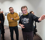 Pauliaus Lileikio fotografijų parodos &bdquo;Fotoamnestija 1988&ndash;1999&ldquo; atidarymas &Scaron;iaulių &bdquo;Au&scaron;ros&ldquo; muziejuje