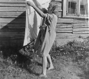 Ona Varanavičienė džiausto skalbinius