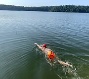 Nikolajus Anikejevas perplaukė ilgiausią Lietuvoje Asvejos ežerą