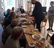 Kauno arkivyskupas Kęstutis Kėvalas lankėsi dienos centre &bdquo;Ateik&ldquo;