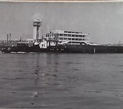 Senosios laivybos tradicijos. Tūkstančio tonų talpos barža, kuri buvo pastatyta Kaune i&scaron;plaukia į pirmą reisą (1983 m.). Antrame plane Kauno keleivinė prieplauka, kuri buvo pastatyta 1980 m.