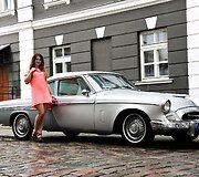 Gintarė ir &bdquo;Studebaker Commander Regal Coupe&ldquo;, 1955 m. Automobilio savininkas &ndash; Gediminas Aleksandravičius