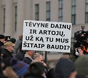 Vilniuje prie Seimo įvyko protestas &bdquo;Mes kaltinam!&ldquo;