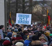 Vilniuje prie Seimo įvyko protestas &bdquo;Mes kaltinam!&ldquo;