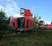 Kelyje Vilnius&ndash;Pabradė ant kelio nuvirto krovininis automobilis