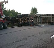Kelyje Vilnius&ndash;Pabradė ant kelio nuvirto krovininis automobilis