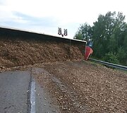 Kelyje Vilnius&ndash;Pabradė ant kelio nuvirto krovininis automobilis
