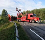 Kelyje Vilnius&ndash;Pabradė ant kelio nuvirto krovininis automobilis