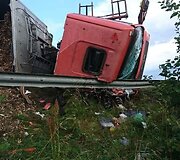 Kelyje Vilnius&ndash;Pabradė ant kelio nuvirto krovininis automobilis