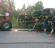 Kelyje Vilnius&ndash;Pabradė ant kelio nuvirto krovininis automobilis