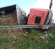 Kelyje Vilnius&ndash;Pabradė ant kelio nuvirto krovininis automobilis