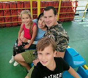 Karolis Sakalauskas su &scaron;eima