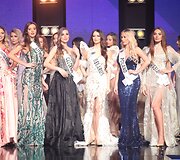 Julija Krek&scaron;ina konkurso metu (antra i&scaron; kairės)