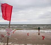 Penktadienio orai i&scaron; paplūdimio i&scaron;vaikė poilsiautojus