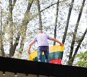 Vaivoryk&scaron;tės vėliavų dalybų akimirka