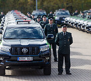 Pasieniečiams perduoti &bdquo;Toyota Land Cruiser&ldquo; visureigiai