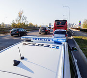 Pilaitės pr. susidūrė autobusas ir Opel