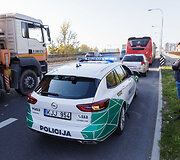 Pilaitės pr. susidūrė autobusas ir Opel