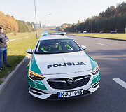 Pilaitės pr. susidūrė autobusas ir Opel