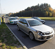 Pilaitės pr. susidūrė autobusas ir Opel