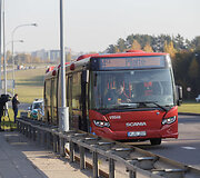 Pilaitės pr. susidūrė autobusas ir Opel