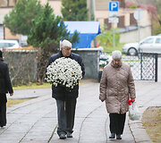 Žmonės pradeda rinktis į Antakalnio kapines