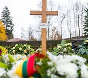Žmonės pradeda rinktis į Antakalnio kapines