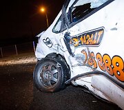 Geležinio Vilko gatvėje susidūrė taksi automobilis su &bdquo;Mercedes-Benz&ldquo; automobiliu