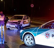 Geležinio Vilko gatvėje susidūrė taksi automobilis su &bdquo;Mercedes-Benz&ldquo; automobiliu
