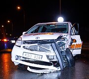 Geležinio Vilko gatvėje susidūrė taksi automobilis su &bdquo;Mercedes-Benz&ldquo; automobiliu