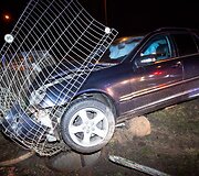 Geležinio Vilko gatvėje susidūrė taksi automobilis su &bdquo;Mercedes-Benz&ldquo; automobiliu
