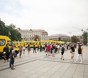 Katedros aik&scaron;tėje dalyvavo mokyklinių autobusiukų perdavimo savivaldybėms ceremonijoje