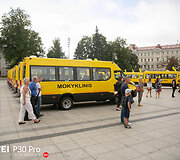 Katedros aik&scaron;tėje dalyvavo mokyklinių autobusiukų perdavimo savivaldybėms ceremonijoje