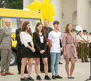 Katedros aik&scaron;tėje dalyvavo mokyklinių autobusiukų perdavimo savivaldybėms ceremonijoje