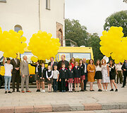 Katedros aik&scaron;tėje dalyvavo mokyklinių autobusiukų perdavimo savivaldybėms ceremonijoje