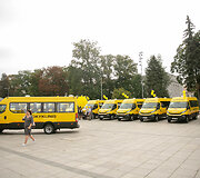 Katedros aik&scaron;tėje dalyvavo mokyklinių autobusiukų perdavimo savivaldybėms ceremonijoje
