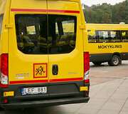 Katedros aik&scaron;tėje dalyvavo mokyklinių autobusiukų perdavimo savivaldybėms ceremonijoje