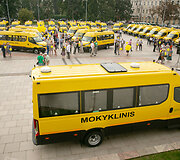 Katedros aik&scaron;tėje dalyvavo mokyklinių autobusiukų perdavimo savivaldybėms ceremonijoje