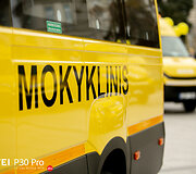 Katedros aik&scaron;tėje dalyvavo mokyklinių autobusiukų perdavimo savivaldybėms ceremonijoje