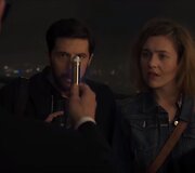 Aistė Diržiūtė su aktoriumu Romanos Blanco filmo &bdquo;Vyrai juodais drabužiais 4&ldquo; anonse