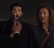 Aistė Diržiūtė su aktoriumu Romanos Blanco filmo &bdquo;Vyrai juodais drabužiais 4&ldquo; anonse