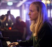 Monikos vaidmenį kino filme &bdquo;Pilis&ldquo; atliekanti Barbora Bareikytė 