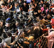 Tailando policija panaudojo vandens patranką prie&scaron; protestuotojus, 2020-ieji, spalio 16 diena