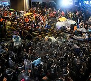 Tailando policija panaudojo vandens patranką prie&scaron; protestuotojus, 2020-ieji, spalio 16 diena