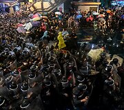 Tailando policija panaudojo vandens patranką prie&scaron; protestuotojus, 2020-ieji, spalio 16 diena