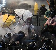 Tailando policija panaudojo vandens patranką prie&scaron; protestuotojus, 2020-ieji, spalio 16 diena